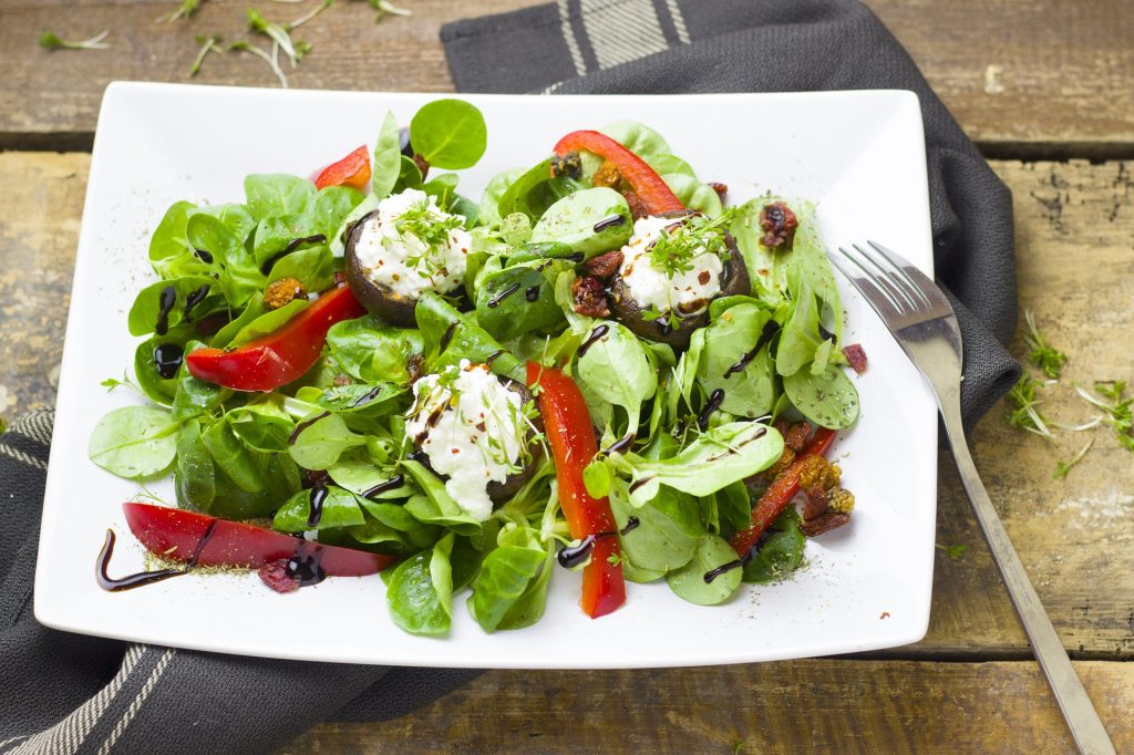 Blattsalat mit Mozzarella und Zitrusdressing - Mindcarb